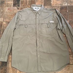 Men’s pale green large Columbia PFG button up shirt